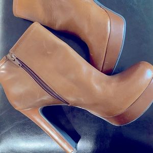 Cognac woman’s ankle booties